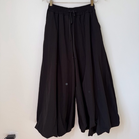 Pants - Balloon pants stretchyelastic waist pockets. Black